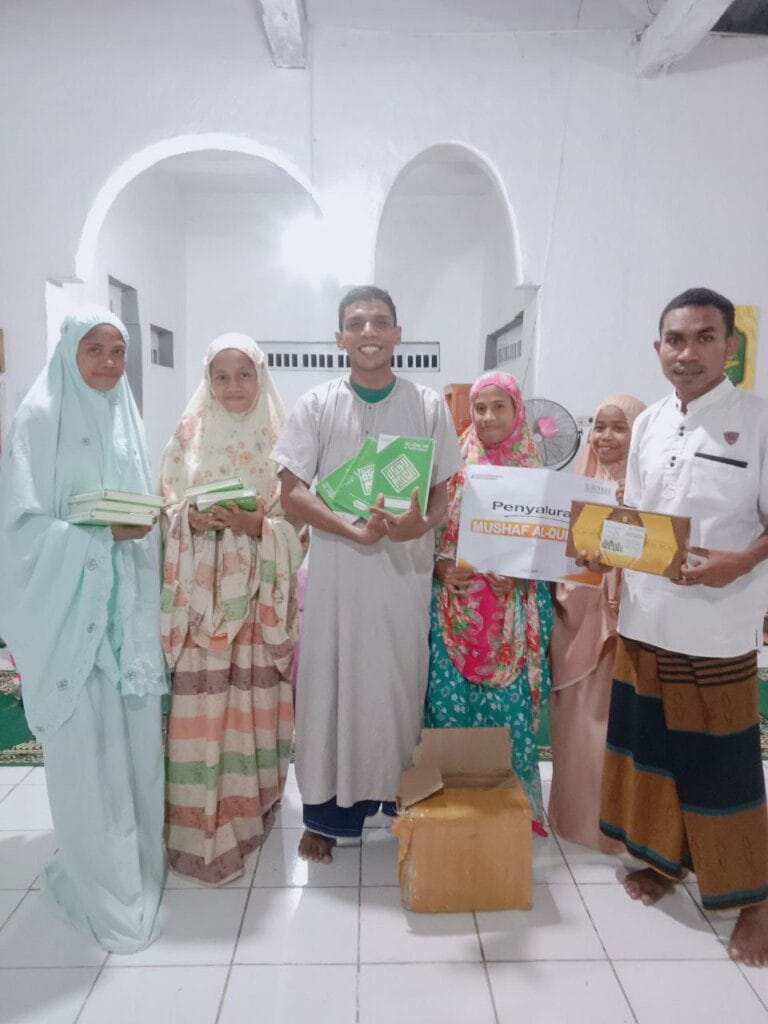 BMH Salurkan Mushaf Al-Qur’an untuk Santri dan Anak-Anak di Lembata, NTT