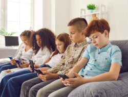 Handphone dan Dunia Anak: Tanggung Jawab Orang Tua di Era Digital