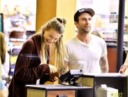 Adam Levine Buatkan Lagu Untuk Sang Istri Bertajuk “Priceless”