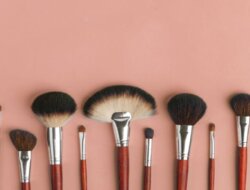 Tips Mudah Bersihkan Kuas Makeup di Rumah, Wajib Tahu!