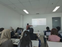 Kuliah Sambil Kerja, Andini Buktikan Bisa Naik Jabatan Lewat Program Kelas Karyawan