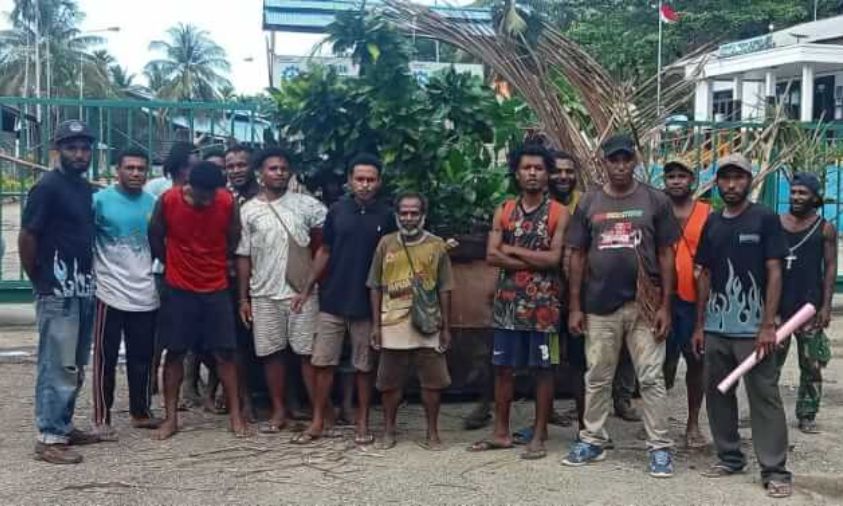 Akibat Jalan Rusak Masyarakat Distrik Demta Melakukan Pemalangan Jalan