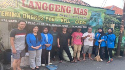Mahasiswa Ajak Warga Kali Baru Timur VI Gotong Royong Jaga Lingkungan Lewat Program Pengabdian Masyarakat
