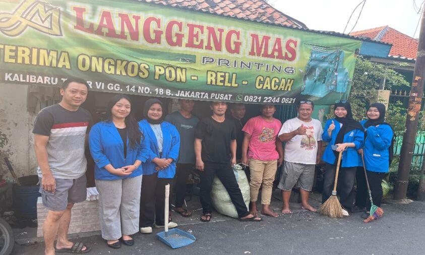 Mahasiswa Ajak Warga Kali Baru Timur VI Gotong Royong Jaga Lingkungan Lewat Program Pengabdian Masyarakat
