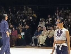 Busana Tema Suku Dayak “The Blue Enggang” di Pamerkan IFW 2025