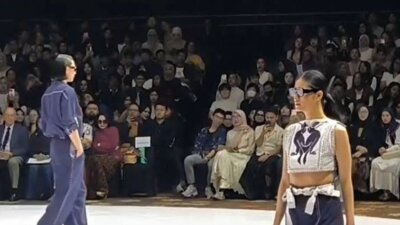 Busana Tema Suku Dayak “The Blue Enggang” di Pamerkan IFW 2025