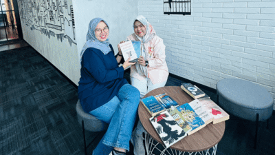 Perkuat Literasi Mahasiswa, Perpustakaan Cyber University Terima Hibah Buku dari Dosen Bisnis Digital