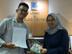 Perpustakaan Cyber University Terima Buku Saku Rintisan Program 1000 Startup Digital dari Gipsy Research