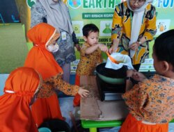Peduli Lingkungan Sejak Dini, Siswa KB-TK Prestasi Global-Depok Membuat Lilin Aromaterapi dari Minyak Jelantah