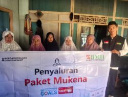 Teguh Shalat Hingga Ujung Usia, Lansia di Dusun Krajan Terima Mukena Baru dari BMH