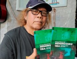 Buku Puisi “Menungguku Tiba” Mulai Edar, Siapa Pemesan Pertama?