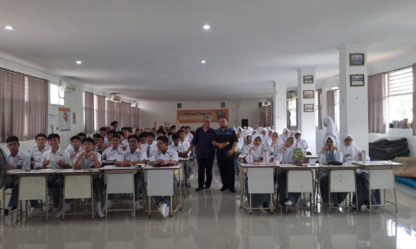 Membaca Membuka Jendela Dunia, Menulis Mengantarkan Kamu Keliling Dunia