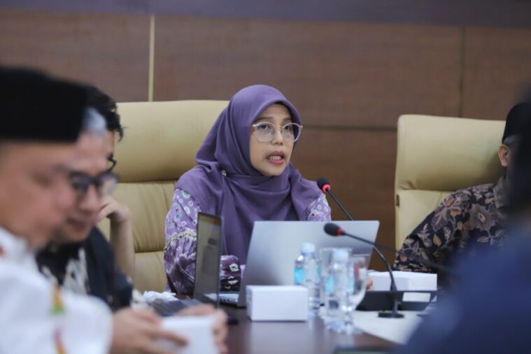 Direktur Pendidikan Tinggi, Ilmu Pengetahuan, dan Teknologi Bappenas, Endang Sulastri mengisi kegiatan Studium General di Universitas Islam Negeri (UIN) Ar-Raniry, Banda Aceh, Rabu (23/7/2025). (Foto: Dok UIN Ar-Raniry)