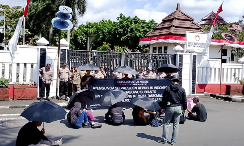 Aliansi RUN Kota Tasikmalaya Gelar Aksi Kritik Kinerja Wali Kota yang Asik Lari Saja