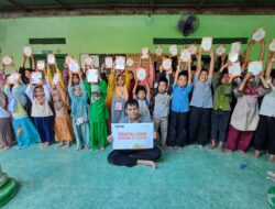 BMH Hadirkan Kebahagiaan, Santri Miftahul Ulum Tersenyum Haru Terima Al-Qur’an Baru