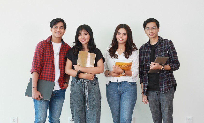 Jaket Varsity Eksklusif HUT RI ke 80 Cyber University