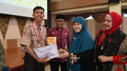 Gusra Farnita dan Dyima Guszita Pemenang Lomba Menulis Surat Guru dan Siswa Sumbar