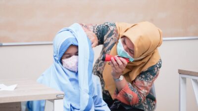 Cek Kesehatan Gratis Perdana di SD Prestasi Global-Depok, Siswa Antusias Ikuti Pemeriksaan