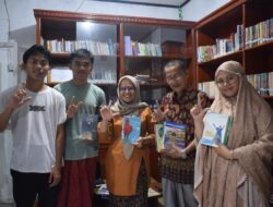 TBM Si Pintar Sungai Sarik Terima Donasi Buku dari Denny JA