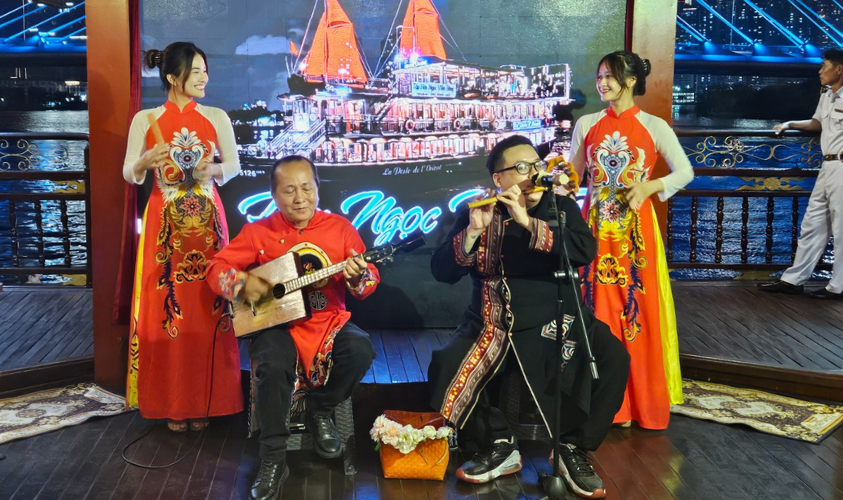 pertunjukkan di kapal