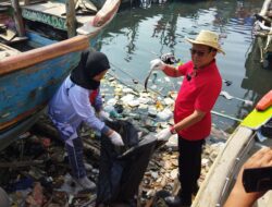 Prof. Rokhmin Dahuri Bersama Masyarakat Cirebon Lakukan Normalisasi Sungai Ciberes untuk Atasi Pendangkalan dan Banjir di Gebang
