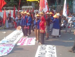 Petani Kenakan Caping dan Bawa Hasil Bumi Saat Demo Hari Tani di Jakarta