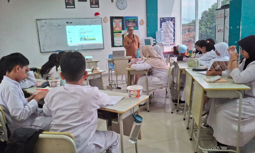 Redaktur Senior Milenianews.com, Irwan Kelana, memberikan pembekalan tentang jurnalistik kepada para peserta Ekskul Jurnalistik SD Bina Insani, Bogor, Jumat (26/9/2025). (Foto: Dok SD Bina Insani)