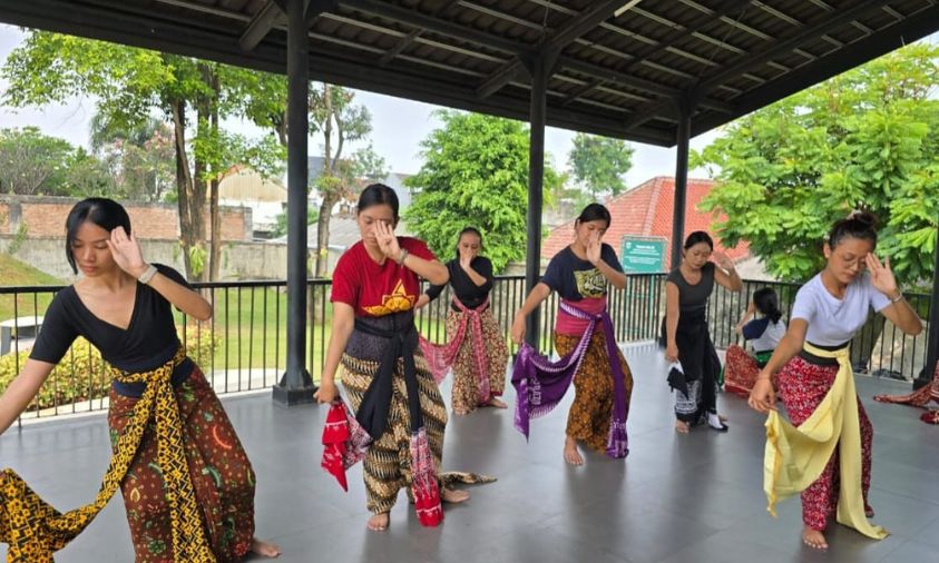 Langen Mataya Bedhayan Gandrungmanis