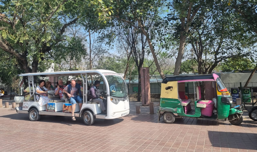 mobil listrik terbuka