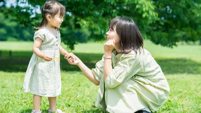 Tampilan Ibu dan anak yang sedang bermain