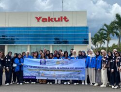 BEM FEB UBSI Ajak Mahasiswa Mengenal Industri Minuman Probiotik di PT Yakult