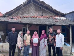 Baznas  Kota Depok Berikan Bantuan Renovasi Rumah untuk Warga Pengasinan
