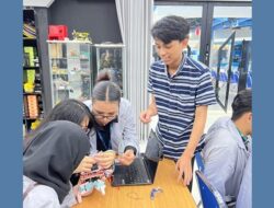 Mahasiswa Prodi STI Cyber University Ini Unjuk Gigi Jadi Mentor di Robopark