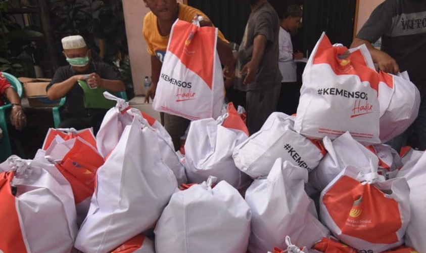 pembagian bansos kemensos