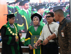 Anak Tunanetra Raih Gelar Sarjana, Tepuk Tangan untuk Doa yang Tak Melihat