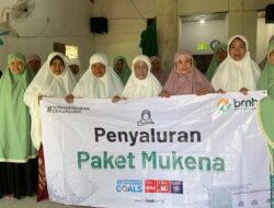 BMH Salurkan Paket Mukena  untuk Warga Kampung Pemulung Keputih Surabaya