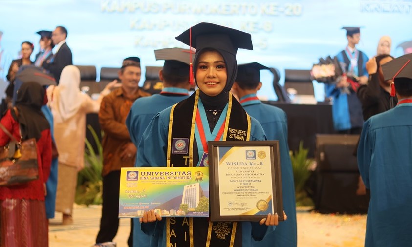 Wisuda UBSI Semarang