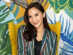 Paras Kharisma Bagikan Cara Mix and Match Busana Ala Korea