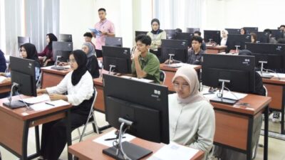 Kantor Manajemen Mutu (KMM) IPB University melakukan kontrol ketat terhadap pelaksanaan Ujian Tulis Berbasis Komputer-Seleksi Nasional Berdasarkan Tes (UTBK-SNBT) di IPB University. (Foto: Dok IPB University)
