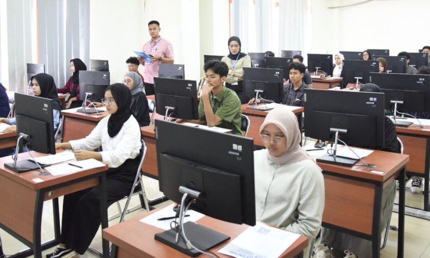 Kantor Manajemen Mutu (KMM) IPB University melakukan kontrol ketat terhadap pelaksanaan Ujian Tulis Berbasis Komputer-Seleksi Nasional Berdasarkan Tes (UTBK-SNBT) di IPB University. (Foto: Dok IPB University)