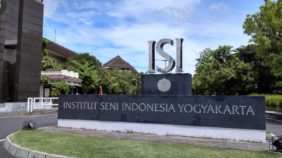 6 Kampus Seni dan Desain Paling Diminati di Yogyakarta Yogyakarta bukan cuma kota pelajar biasa. Kota ini penuh warna, budaya, dan kreativitas yang bikin siapa saja jatuh cinta. Gak heran kalau banyak calon mahasiswa datang ke sini untuk belajar sambil mengasah bakat seni dan desain. Selain kualitas pendidikannya oke, kota ini juga punya banyak beasiswa seni Yogyakarta yang bikin kuliah lebih ringan di kantong. Kalau kamu penasaran, ini dia enam kampus seni Yogyakarta yang paling diminati para calon mahasiswa kreatif. 1. Institut Seni Indonesia (ISI) Yogyakarta ISI Yogyakarta dikenal sebagai kampus seni Yogyakarta top di Indonesia. Jurusannya mulai dari seni rupa, seni pertunjukan, desain komunikasi visual, sampai kriya. Fasilitasnya lengkap: studio, laboratorium desain, galeri, hingga ruang pertunjukan. Selain itu, ISI sering mengadakan pameran dan pertunjukan, jadi mahasiswa bisa langsung menampilkan karya mereka. Banyak dosen profesional yang siap membimbing, dan lulusan ISI banyak yang sukses berkarier di dunia seni dan industri kreatif. 2. Universitas Negeri Yogyakarta (UNY) – Fakultas Seni dan Desain Selanjutnya, Fakultas Seni dan Desain UNY menawarkan program studi seni rupa, desain grafis, desain interior, hingga seni pertunjukan. UNY menekankan kreativitas berbasis akademik, sehingga mahasiswa mahir secara teknis sekaligus memahami teori seni. Mahasiswa juga rutin ikut kompetisi dan pameran, jadi portofolio mereka langsung terkumpul. Buat yang ingin masuk industri kreatif, UNY jadi pilihan tepat karena banyak kerja sama dengan komunitas seni lokal. 3. Universitas Sanata Dharma (USD) Kemudian, USD menawarkan program studi Desain Komunikasi Visual dan Seni Rupa. Kampus ini menekankan pendidikan berbasis kreativitas dan nilai humanistik, membuat mahasiswa tidak hanya jago teknik tapi juga peka terhadap seni dan masyarakat. Begitu pula, USD rutin mengadakan workshop, proyek kolaboratif, dan pameran. Banyak mahasiswa USD berhasil menjuarai lomba desain tingkat nasional, jadi kalau mau portofolio kuat, kampus ini pilihan pas. 4. Universitas Atma Jaya Yogyakarta (UAJY) Tidak hanya itu, UAJY punya jurusan Desain Komunikasi Visual dan Desain Interior dengan fasilitas laboratorium modern dan ruang kreatif yang mendukung ide-ide segar. Selain itu, kampus ini bekerja sama dengan industri kreatif, jadi mahasiswa bisa magang dan langsung merasakan dunia kerja. Mahasiswa UAJY juga sering ikut proyek nyata seperti pameran desain atau produksi multimedia, bikin pengalaman belajar makin seru. 5. Universitas Muhammadiyah Yogyakarta (UMY) – Fakultas Seni Rupa dan Desain Juga, UMY punya jurusan Desain Komunikasi Visual dan Desain Produk Kreatif. Fakultas ini menggabungkan kreativitas, teknologi, dan bisnis desain, jadi mahasiswa belajar bikin karya keren sekaligus bernilai jual. Mahasiswa UMY sering ikut lomba desain, pameran, dan workshop kreatif, plus fasilitas lab dan studio lengkap banget. Makanya gak heran kalau UMY jadi favorit calon mahasiswa kreatif. 6. ISI Yogyakarta Program Non-Reguler / Kursus Seni Selanjutnya, buat yang gak mau ambil program sarjana penuh, ISI Yogyakarta juga punya kursus singkat. Mulai dari seni rupa, desain grafis, fotografi, sampai kriya. Kursus ini menekankan praktik langsung, jadi skill langsung nempel di tangan. Program non-reguler ini cocok buat mahasiswa maupun profesional muda yang pengin tingkatin kemampuan kreatifnya, sekaligus membangun portofolio tanpa harus kuliah empat tahun. Tips Memilih Kampus Seni di Yogyakarta Selain melihat fasilitas dan jurusan, perhatikan program beasiswa, kegiatan ekstrakurikuler, dan kesempatan magang atau pameran. Datang ke open house atau ikut workshop kampus bisa bikin kamu lebih yakin memilih yang sesuai minat dan bakat. Jangan lupa juga cari tahu alumni suksesnya, karena bisa jadi inspirasi buat karier nanti. Kesimpulan Yogyakarta memang surganya calon mahasiswa seni dan desain. Enam kampus seni Yogyakarta di atas punya kualitas pengajaran oke, fasilitas lengkap, dan kesempatan mengembangkan kreativitas yang luar biasa. Selain itu, beasiswa seni Yogyakarta banyak tersedia buat bikin kuliah lebih ringan. Dengan tips memilih kampus dan ikut kegiatan kreatif, mahasiswa bisa menekuni seni dan desain dengan pengalaman belajar yang seru, maksimal, dan biaya terjangkau. Kota ini jelas tempat yang tepat buat kamu yang ingin berkarya, berkreasi, dan bersiap sukses di dunia seni dan desain