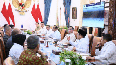Presiden Prabowo Subianto menggelar rapat terbatas bersama sejumlah menteri Kabinet Merah Putih di Istana Merdeka, Jakarta, pada Rabu, 5 November 2025. Foto: BPMI Setpres/Kris
