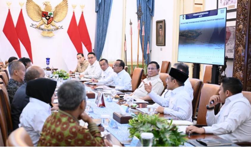 Presiden Prabowo Subianto menggelar rapat terbatas bersama sejumlah menteri Kabinet Merah Putih di Istana Merdeka, Jakarta, pada Rabu, 5 November 2025. Foto: BPMI Setpres/Kris