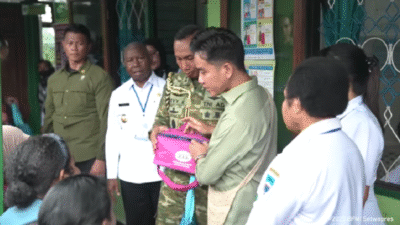 Wakil Presiden, Gibran RAkabuming RAka kunjungi Puskesmas Wosi guna pastikan layanan kesehatan pada Kamis (6/11).