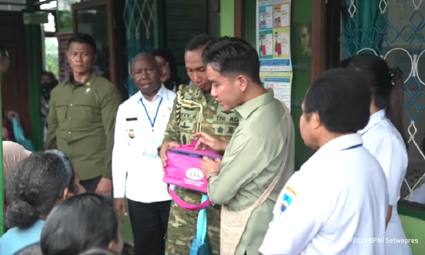 Wakil Presiden, Gibran RAkabuming RAka kunjungi Puskesmas Wosi guna pastikan layanan kesehatan pada Kamis (6/11).