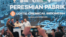 Presiden Prabowo Subianto meresmikan pabrik Lotte Chemical Indonesia (LCI) di Kota Cilegon, Provinsi Banten, pada Kamis, 6 November 2025. Foto: BPMI Setpres/Laily Rachev