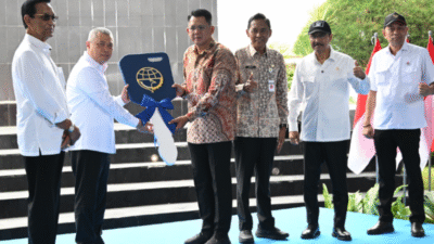 Menteri Perhubungan (Menhub) Dudy serahkan bantuan bus sekolah kepada Kementerian Sosial di Balai Besar Pendidikan dan Pelatihan Kesejahteraan Sosial (BBPPKS), Yogyakarta pada Kamis (6/11). foto: Website Kemenhub