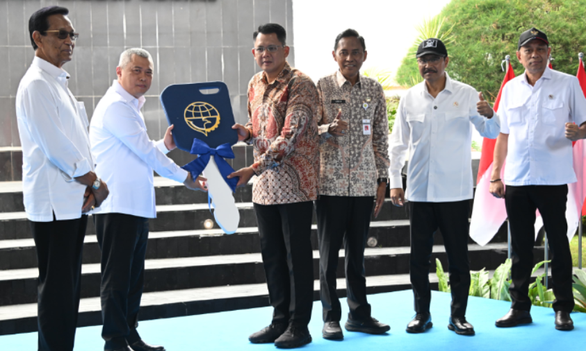 Menteri Perhubungan (Menhub) Dudy serahkan bantuan bus sekolah kepada Kementerian Sosial di Balai Besar Pendidikan dan Pelatihan Kesejahteraan Sosial (BBPPKS), Yogyakarta pada Kamis (6/11). foto: Website Kemenhub