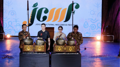 (kiri-kanan) Wali Kota Solo Respati Ardi, Menteri Pariwisata Widiyanti Putri Wardhana, Project Leader Royal Surakarta Cultural Wellness Festival Gusti Raden Ayu Putri Purnaningrum, serta Kanjeng Gusti Pangeran Haryo Dipokusumo Pengageng Parentah Keputren Keraton Kasunanan Surakarta membuka "Wonderful Indonesia Wellness 2025" di Taman Balekambang, Solo, Jawa Tengah, Sabtu (1/11/2025)..(Sumber: Website Humas Kemenpar)