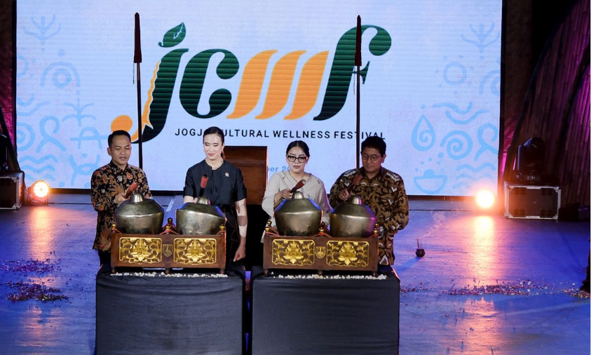 (kiri-kanan) Wali Kota Solo Respati Ardi, Menteri Pariwisata Widiyanti Putri Wardhana, Project Leader Royal Surakarta Cultural Wellness Festival Gusti Raden Ayu Putri Purnaningrum, serta Kanjeng Gusti Pangeran Haryo Dipokusumo Pengageng Parentah Keputren Keraton Kasunanan Surakarta membuka "Wonderful Indonesia Wellness 2025" di Taman Balekambang, Solo, Jawa Tengah, Sabtu (1/11/2025)..(Sumber: Website Humas Kemenpar)